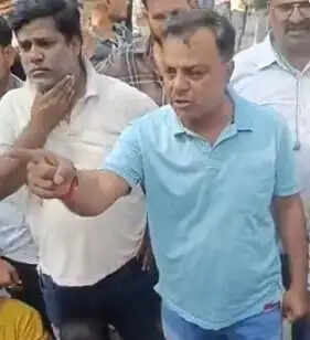 लखनऊ कचहरी के बाहर वकीलों के बने चैंबरों पर चला बुलडोजर, विरोध में सड़क पर उतरे अधिवक्ता