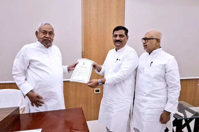 संजय झा ने नीतीश कुमार को राज्यसभा के लिए निर्वाचित होने का सौंपा प्रमाण पत्र