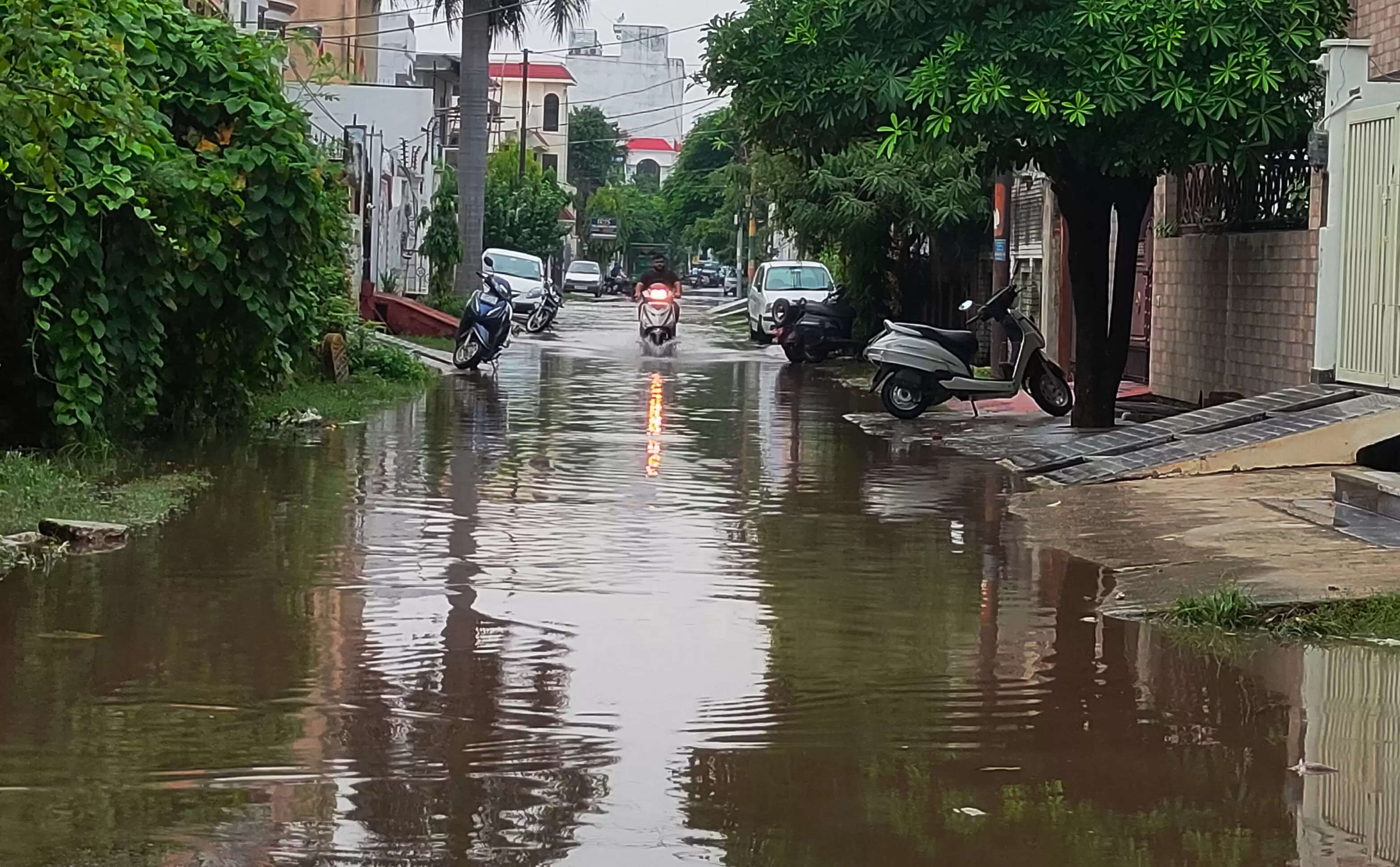 मुरादाबाद में काली घटाओं के साथ मूसलाधार बारिश, उमस और गर्मी से राहत