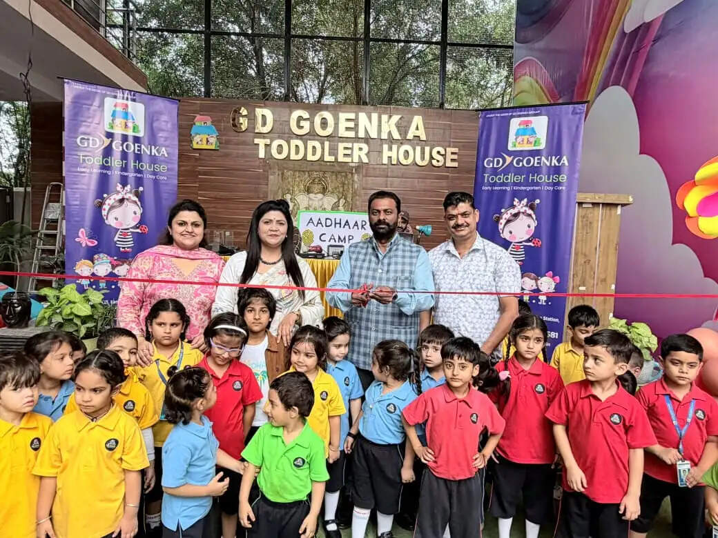 स्कूल में बच्चों के लिए आधार नामांकन शिविर आयोजित