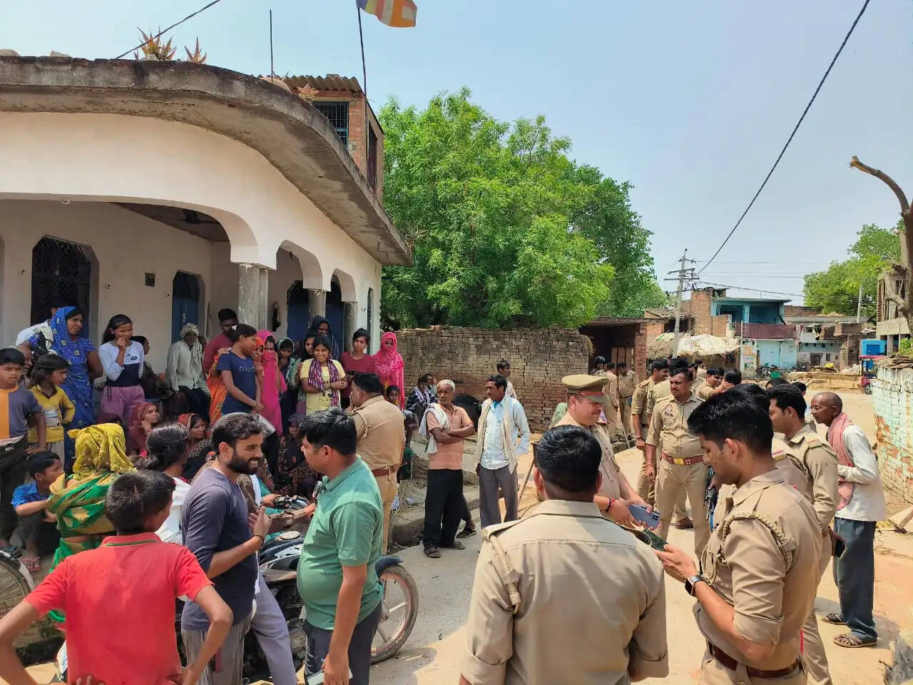 बिना अनुमति स्थापित हो रही थी अंबेडकर प्रतिमा, पुलिस ने मांगे दस्तावेज और थाने ले गई प्रतिमा