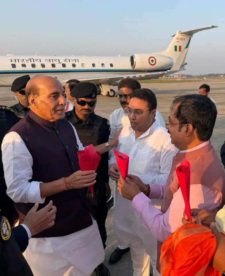 रक्षामंत्री राजनाथ वाराणसी पहुंचे, एयरपोर्ट पर भाजपा नेताओं ने किया स्वागत