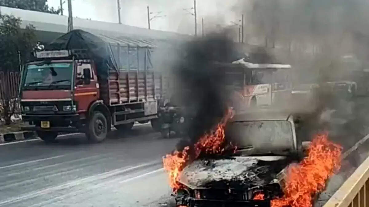 फरीदाबाद : चलती कार में लगी आग, बाल-बाल बचा ड्राइवर