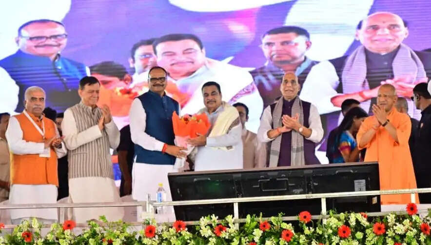 हवा में उड़ने वाली बस लाने वाला हूँ : नितिन गड़करी