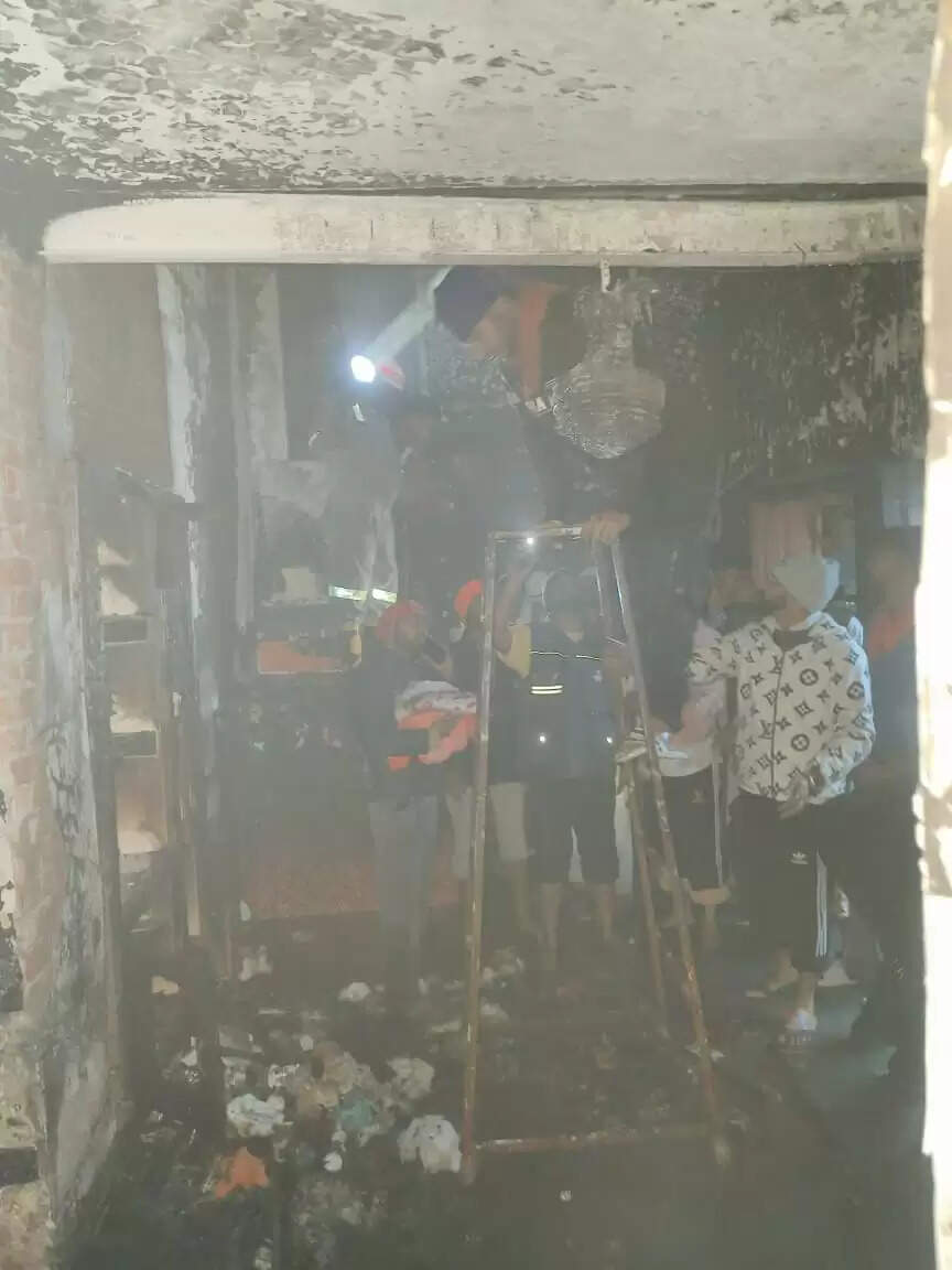 वाराणसी : संत रविदास मंदिर में अचानक लगी आग,बड़ा हादसा टला