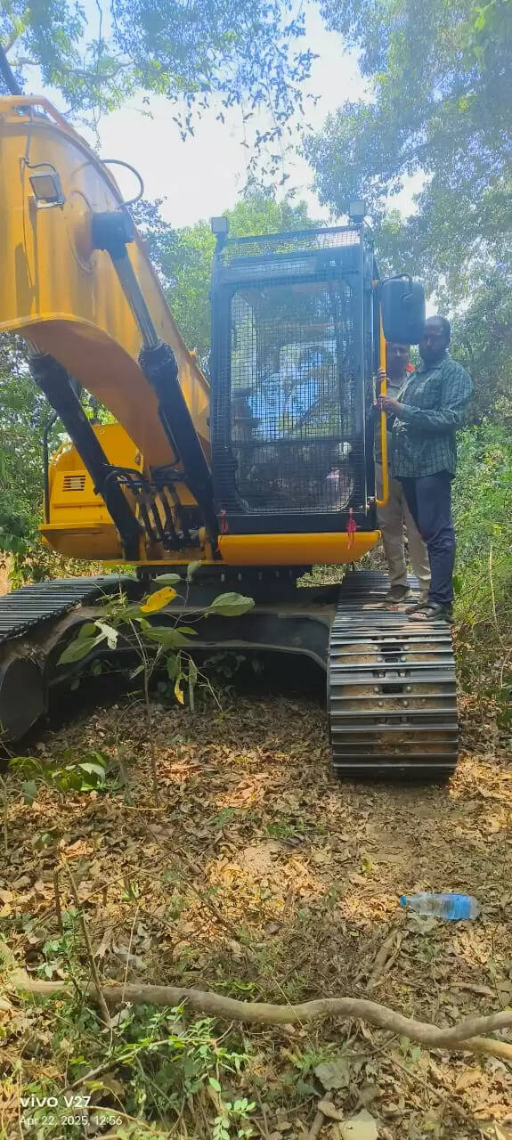 पैरी नदी में रेत का अवैध उत्खनन, चैन माउंटेन व जेसीबी जब्त