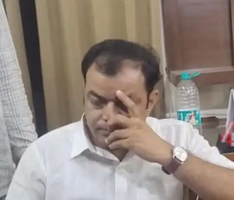 बीकानेर&nbsp;में विकास&nbsp;अधिकारी की गाड़ी में कैश&nbsp;: घर में&nbsp;एक किलो सोने के बिस्किट, आभूषण और कई महत्वपूर्ण दस्तावेज बरामद