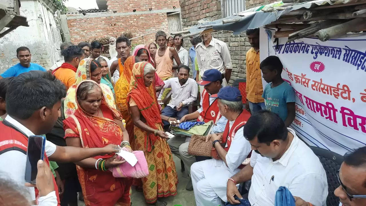 बाढ़ पीड़ितों में तिरपाल, सूखा राशन का वितरण किया गया।