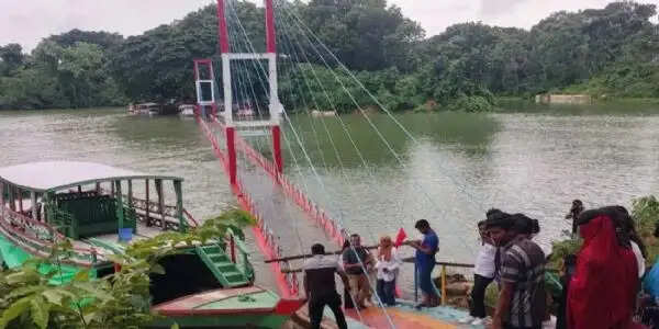 बांग्लादेश की लेक सिटी रंगामती में बरसात की मार, कपताई झील पर बना हैंगिंग ब्रिज डूबा