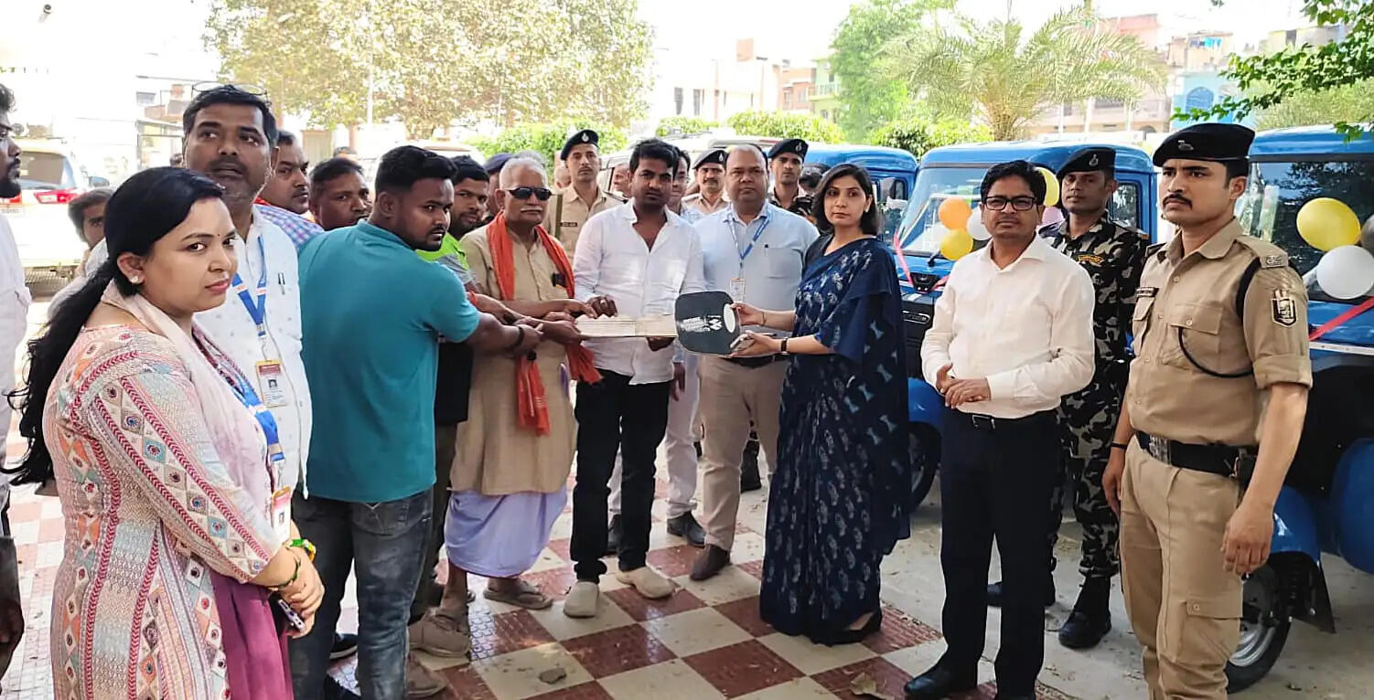 आत्मनिर्भर बनने को सात मत्स्य पालकों को मिला ई-रिक्शा