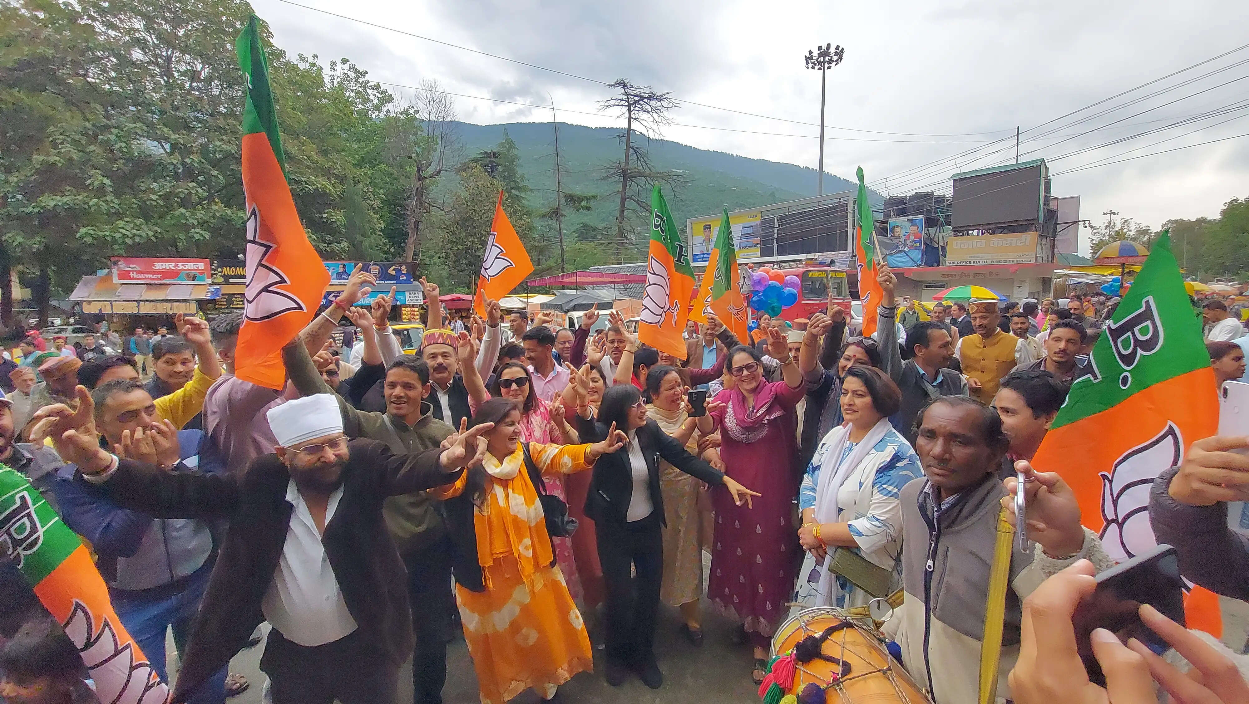 कुल्लू में भाजपा कार्यकर्ताओं का जश्न, बंगाल-असम चुनाव नतीजों पर ढोल-नगाड़ों के साथ मनाई खुशी