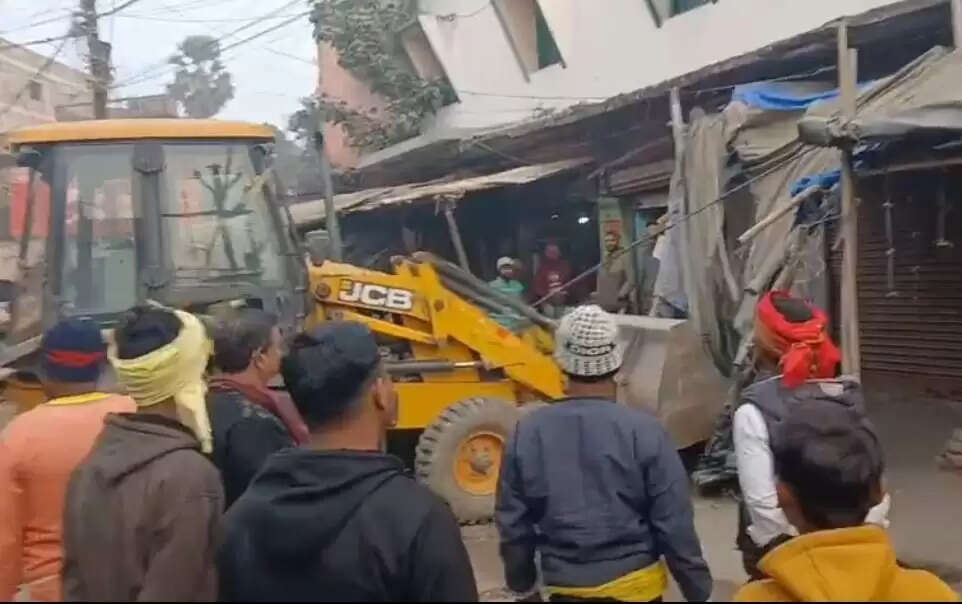 अतिक्रमणकारियों पर चला प्रशासन का बुलडोजर