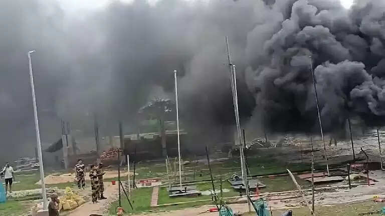 पश्चिम बंगाल में हिंगलगंज के बीएसएफ कैंप में लगी आग, एक जवान की हुई मौत