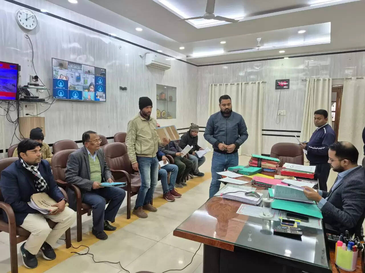 जिलाधिकारी के जनता दरबार में उमड़ी भीड़, 59 आवेदकों की सुनी गईं समस्याएं