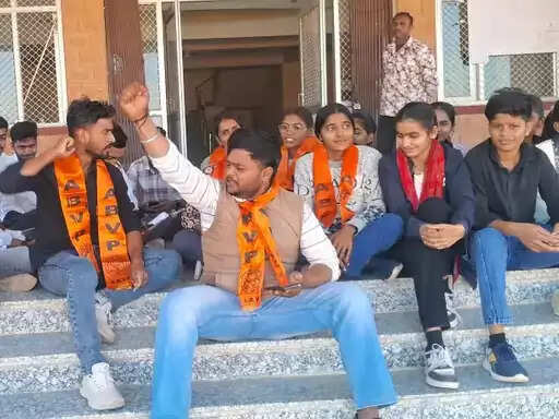 एबीवीपी का प्रदर्शन : एसडीएम का घेराव, फीस वृद्धि का जताया विरोध