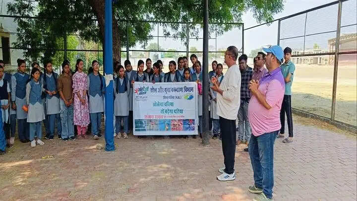 दतियाः खेलो बड़ो योजना के तहत स्कूली छात्र-छात्राओं ने देखी स्टेडियम की खेल सुविधा