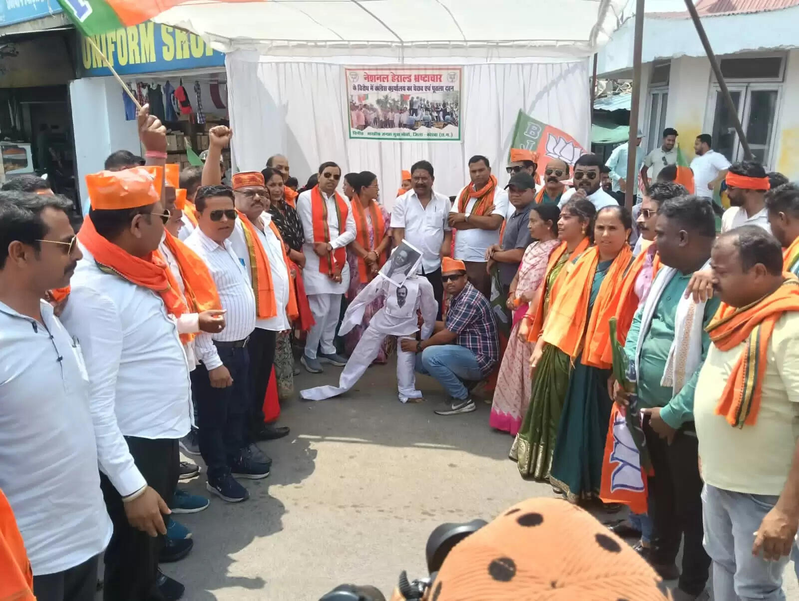 कोरबा में भाजयुमो का विशाल प्रदर्शन, कांग्रेस कार्यालय का घेराव कर क‍िया राहुल गांधी का पुतला दहन