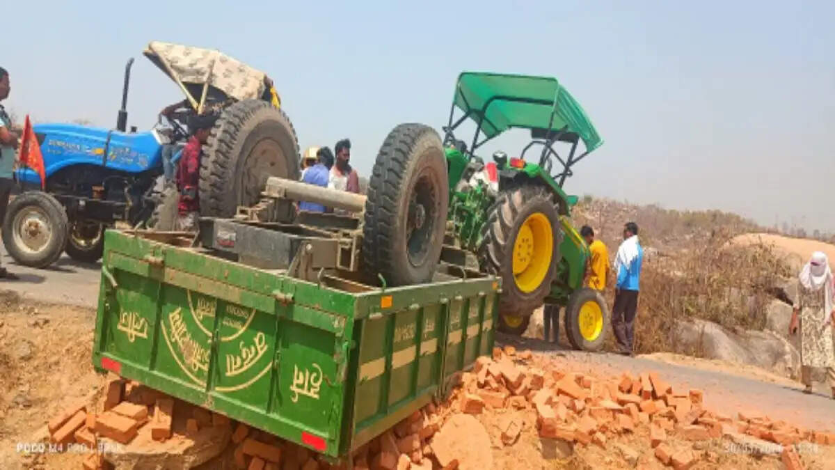 कटघोरा में ईंटों से भरा ट्रैक्टर पलटा, बाल-बाल बचे लोग