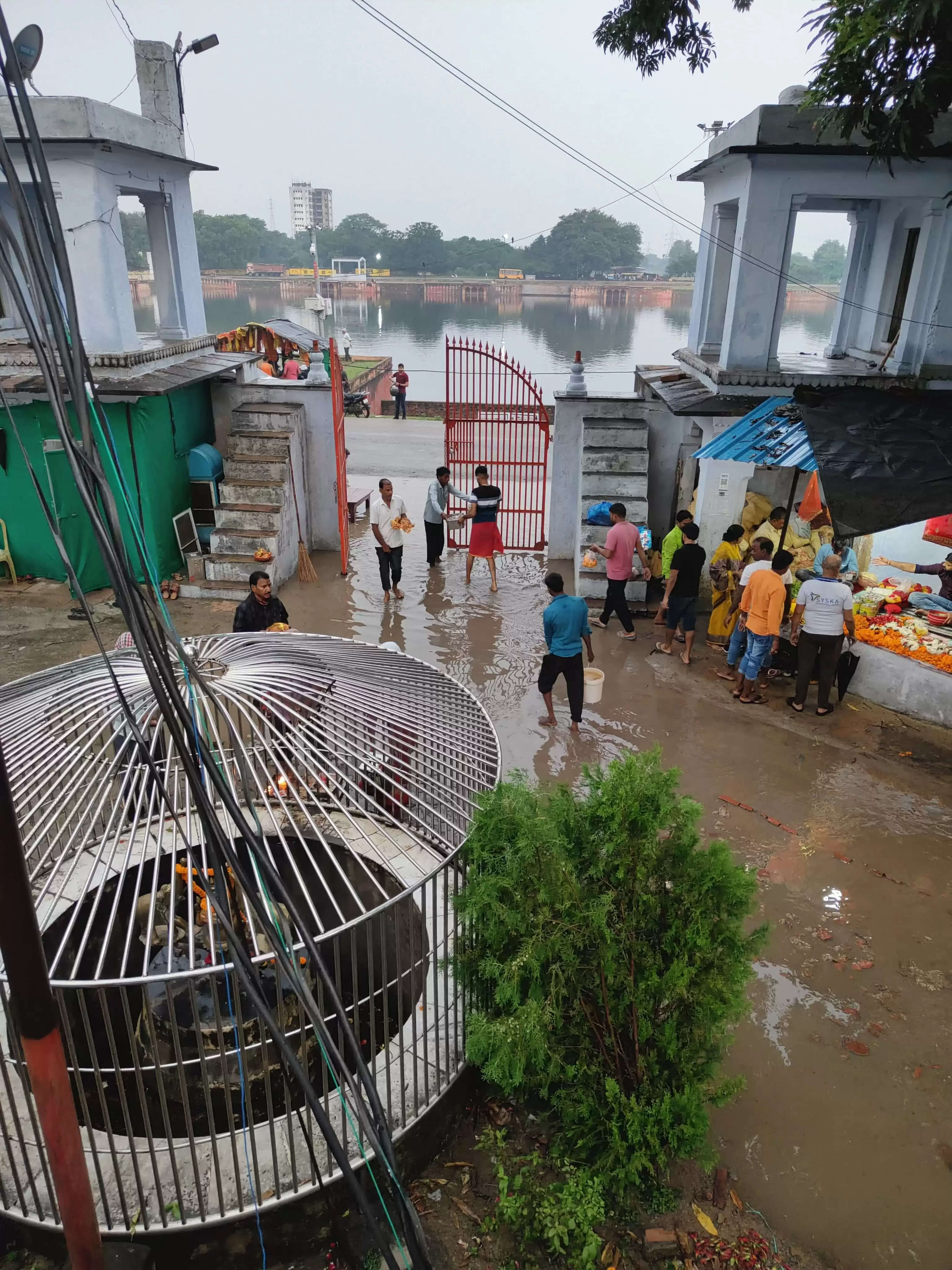 शारदीय नवरात्र के पहले दिन बाबा विश्वनाथ की नगरी मातृशक्ति आराधना में लीन