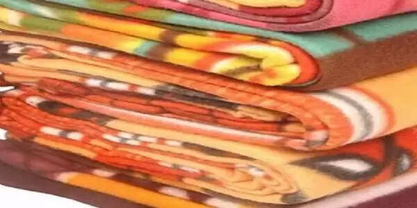 शीतलहर में डीएलएसए ने बांटे कंबल