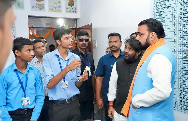 मिलर स्कूल को मॉडल विद्यालय के रूप में विकसित किया जाए : मुख्यमंत्री