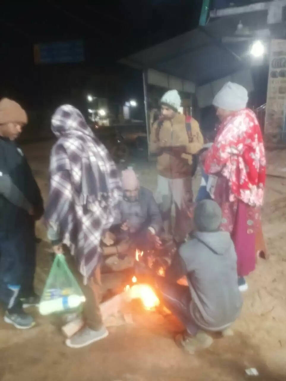 बढ़ती ठंड को देखते हुए रांची जिला प्रशासन नियमित कर रहा अलाव की व्यवस्था