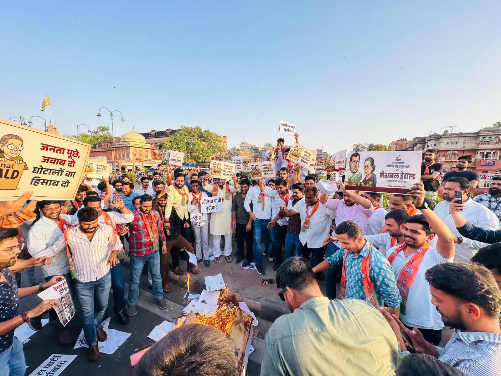 भाजपा युवा मोर्चा ने नेशनल हेराल्ड घोटाले को लेकर किया विरोध प्रदर्शन, राहुल गांधी का जलाया पुतला