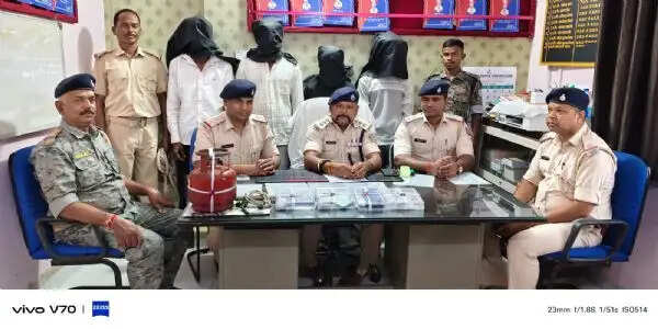 चोरी का खुलासा, चार अपराधी चोरी के आभूषण के साथ गिरफ्तार