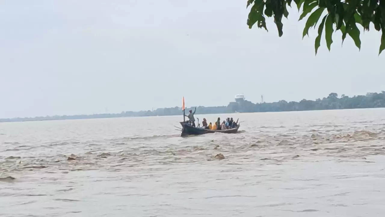 पश्चिम चंपारण ज़िला के सीमावर्ती इलाकों में भारी बारिश, नदियों के जलस्तर में बढ़ौतरी से पलायन शुरू