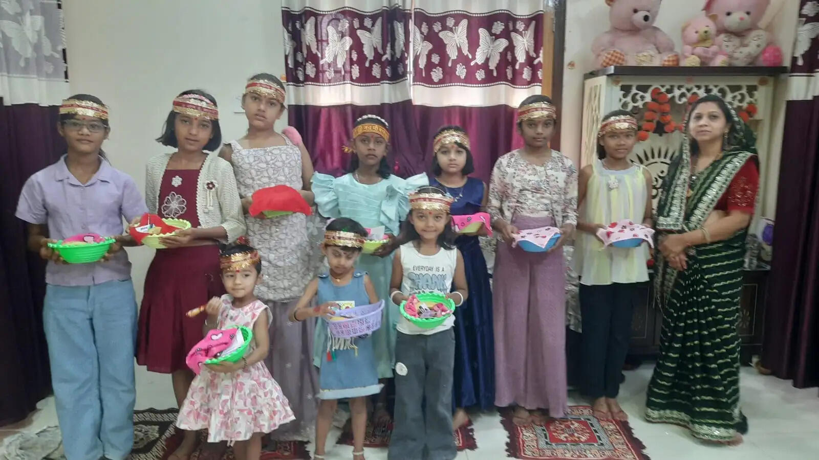 अष्टमी पर देवी मंदिरों में उमड़ी श्रद्धा की लहर, हवन-पूजन के साथ हुआ नौ कन्या भोज