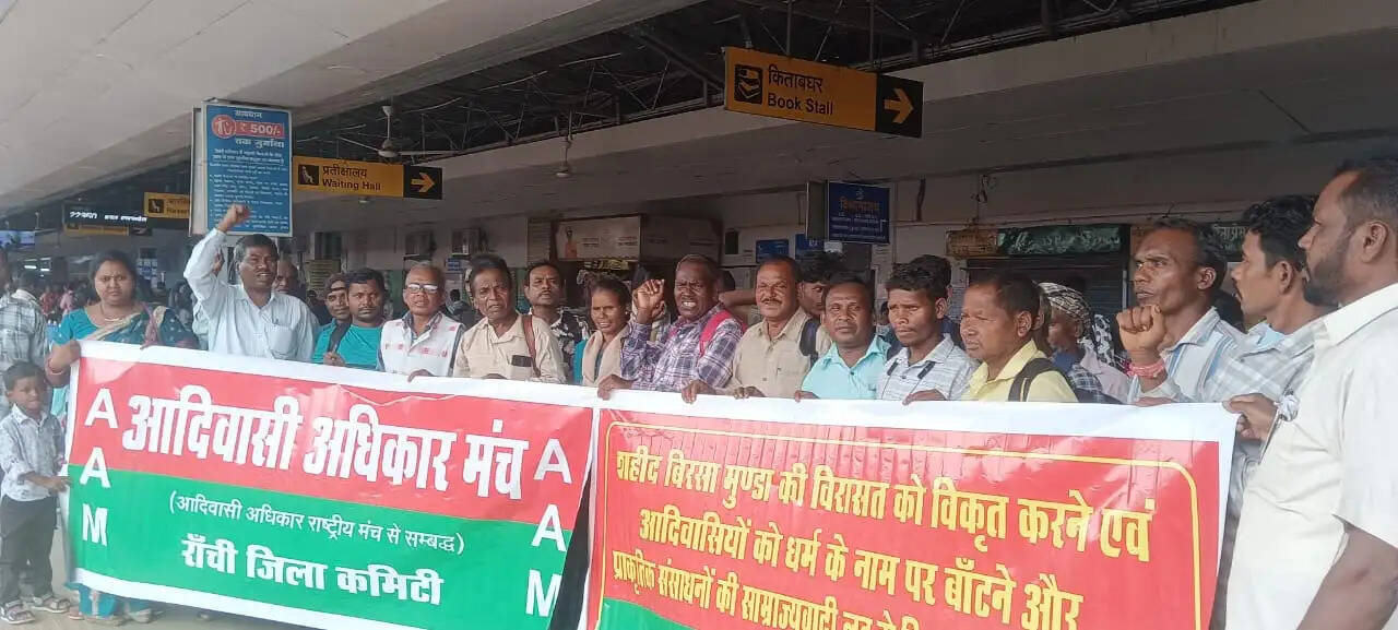 आदिवासी अधिकार मंच के कार्यकर्ता दिल्ली रवाना