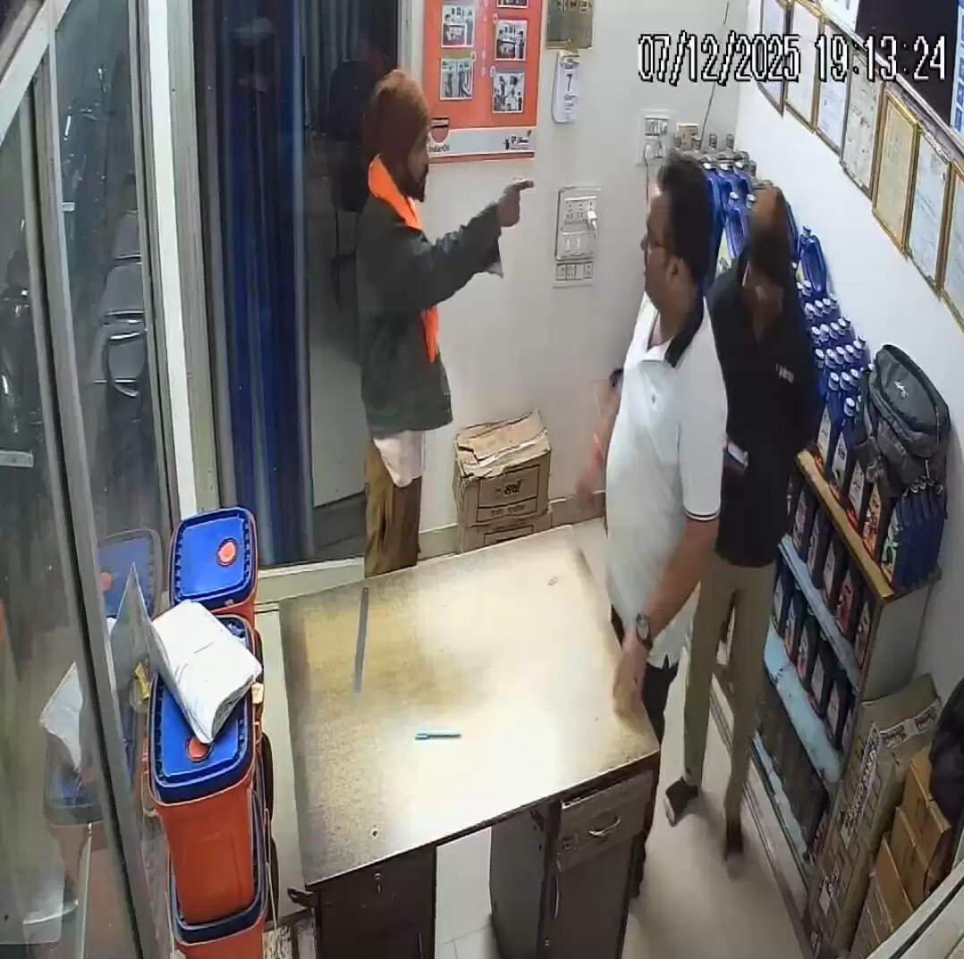 धमतरी : देमार के दो पेट्रोल पंपों में युवक की गुंडागर्दी, महिला से छेड़छाड़ – संचालक से मारपीट, आग लगाने की धमकी