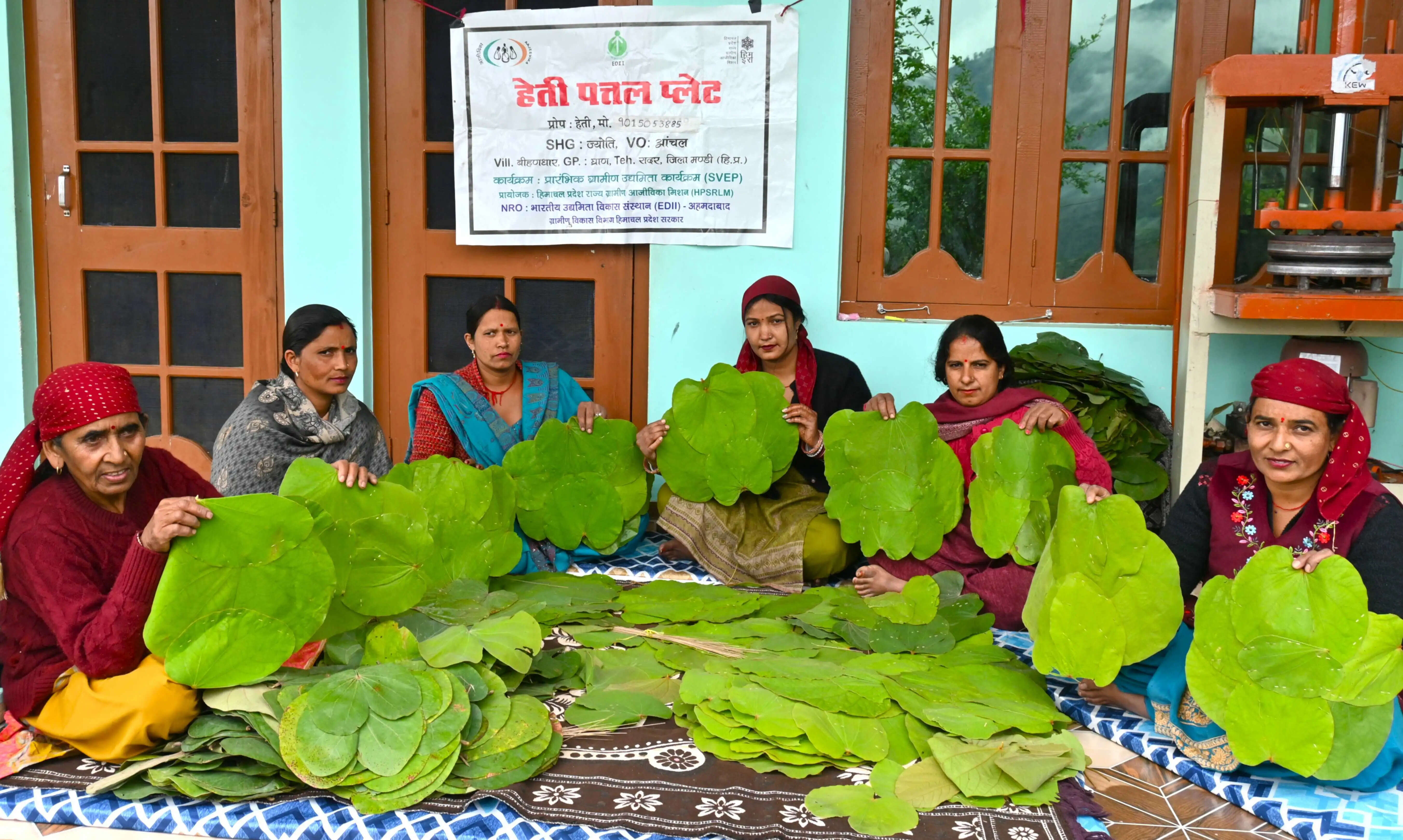 सफलता की कहानीः मंडी के बिहणधार की महिलाएं पतलें बनाकर लिख रही है आत्मनिर्भरता की इबारत
