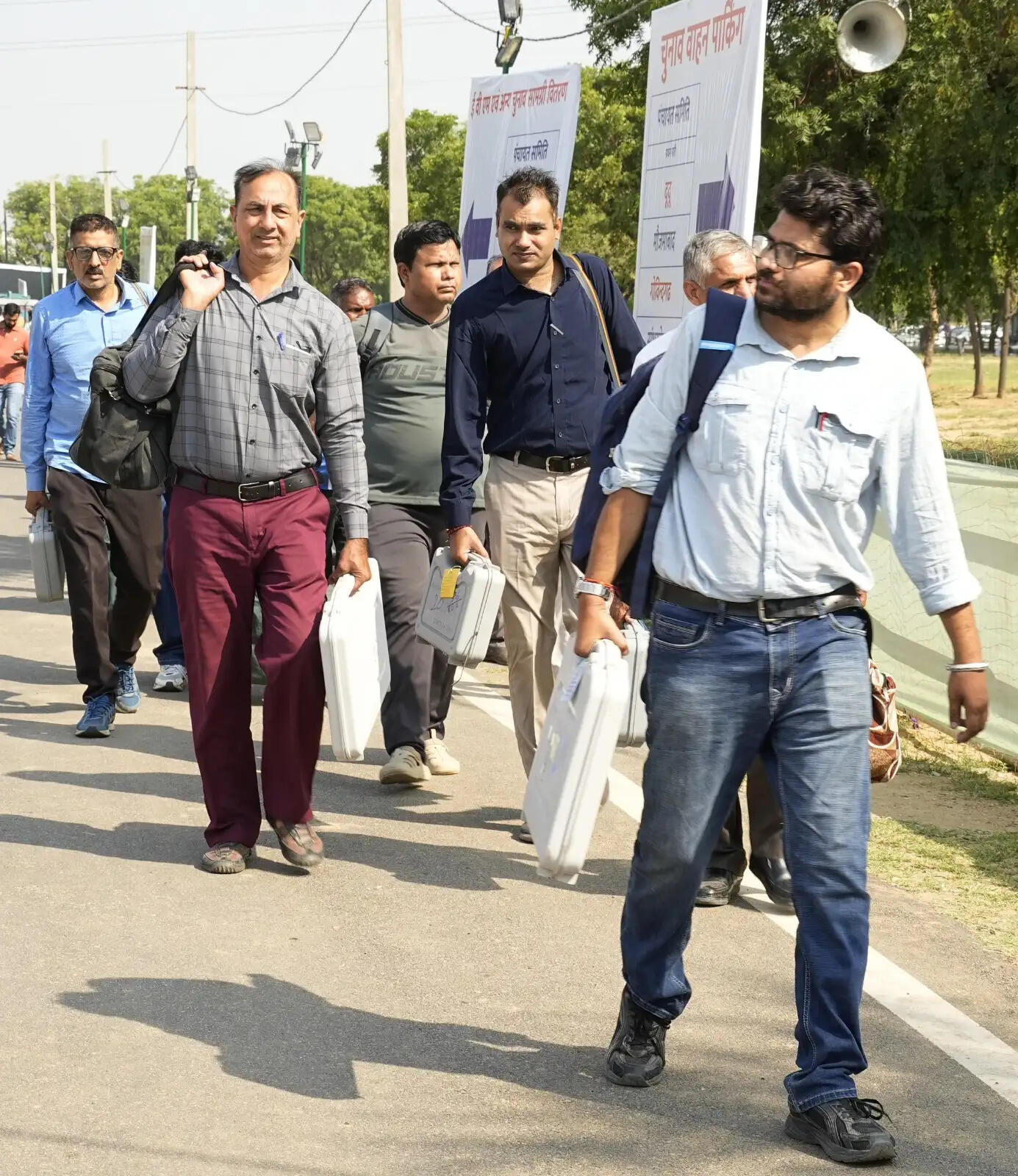 गांवों की सरकार चुनने की घड़ी करीब, मतदान टोलियां रवाना