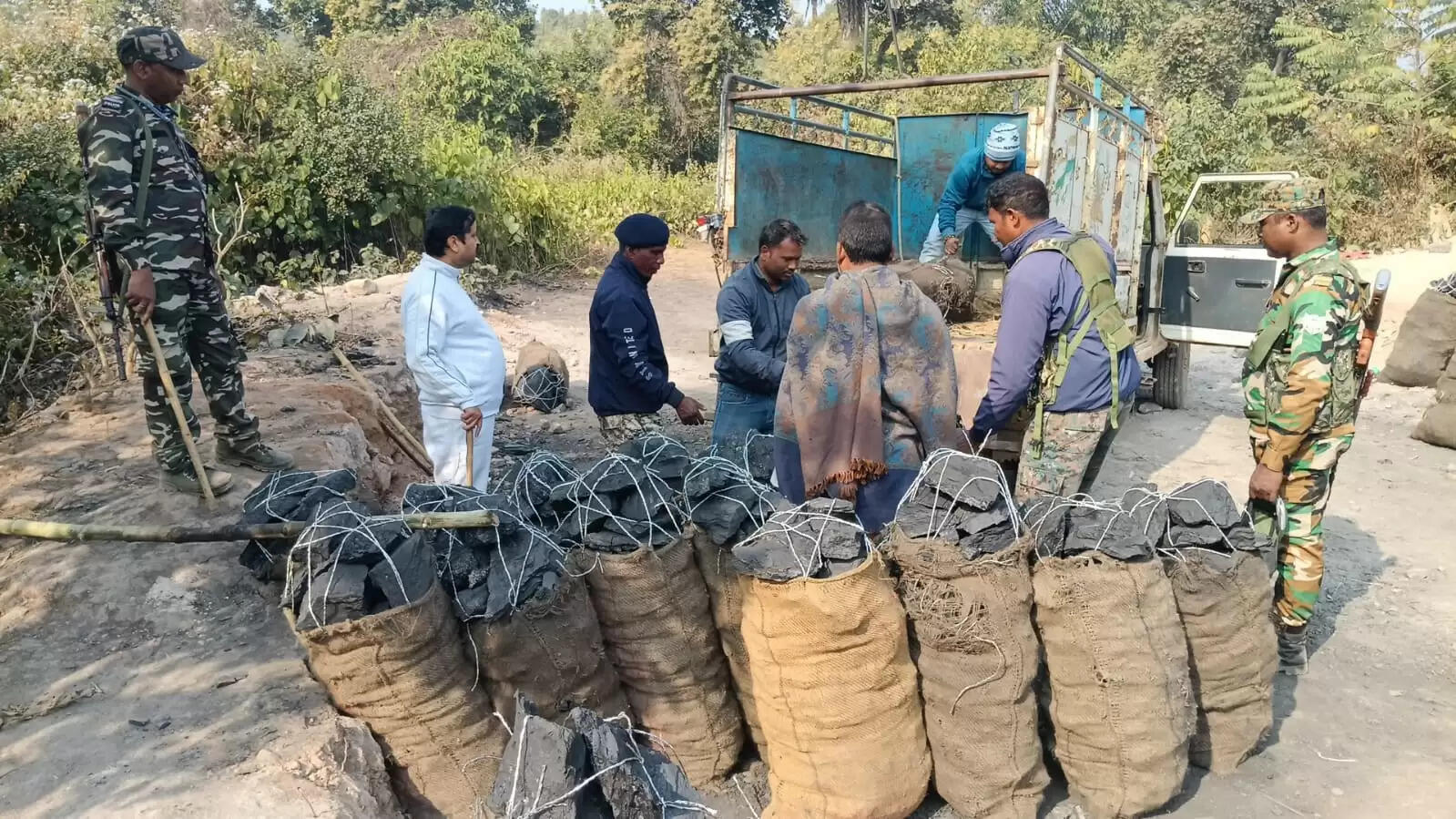 सीओ ने की बड़ी कार्रवाई, 80 बोरा अवैध कोयला और दो बाइक किया जब्त