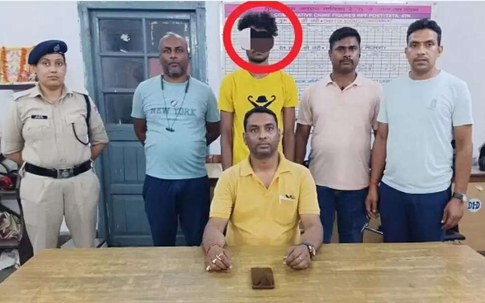 टाटानगर स्टेशन पर मोबाइल चोर गिरफ्तार, सीसीटीवी फुटेज से खुला राज