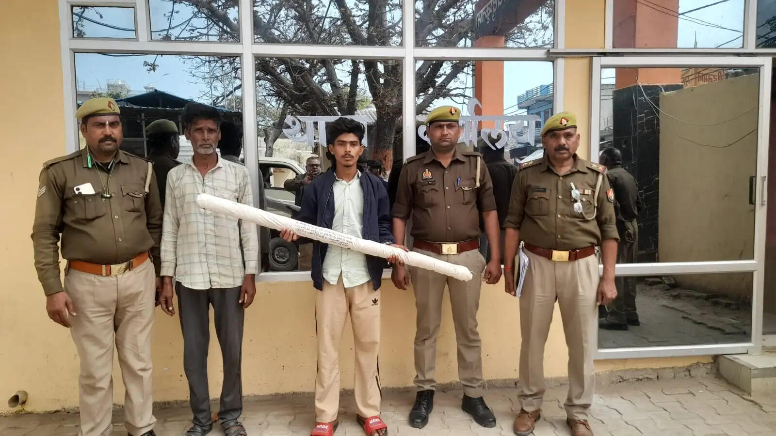 फर्रुखाबाद में चचेरे भाई के हत्यारोपित पिता - पुत्र गिरफ्तार