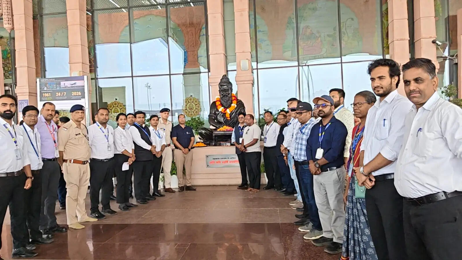 महर्षि वाल्मीकि जयंती पर&nbsp;महर्षि वाल्मीकि एयरपोर्ट परिसर में अर्पित किए गए श्रद्धासुमन