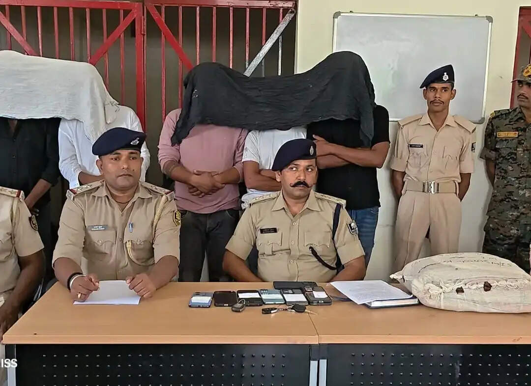 सौ किलो गांजा के साथ स्कॉर्पियो और कार सवार पांच तस्कर गिरफ्तार
