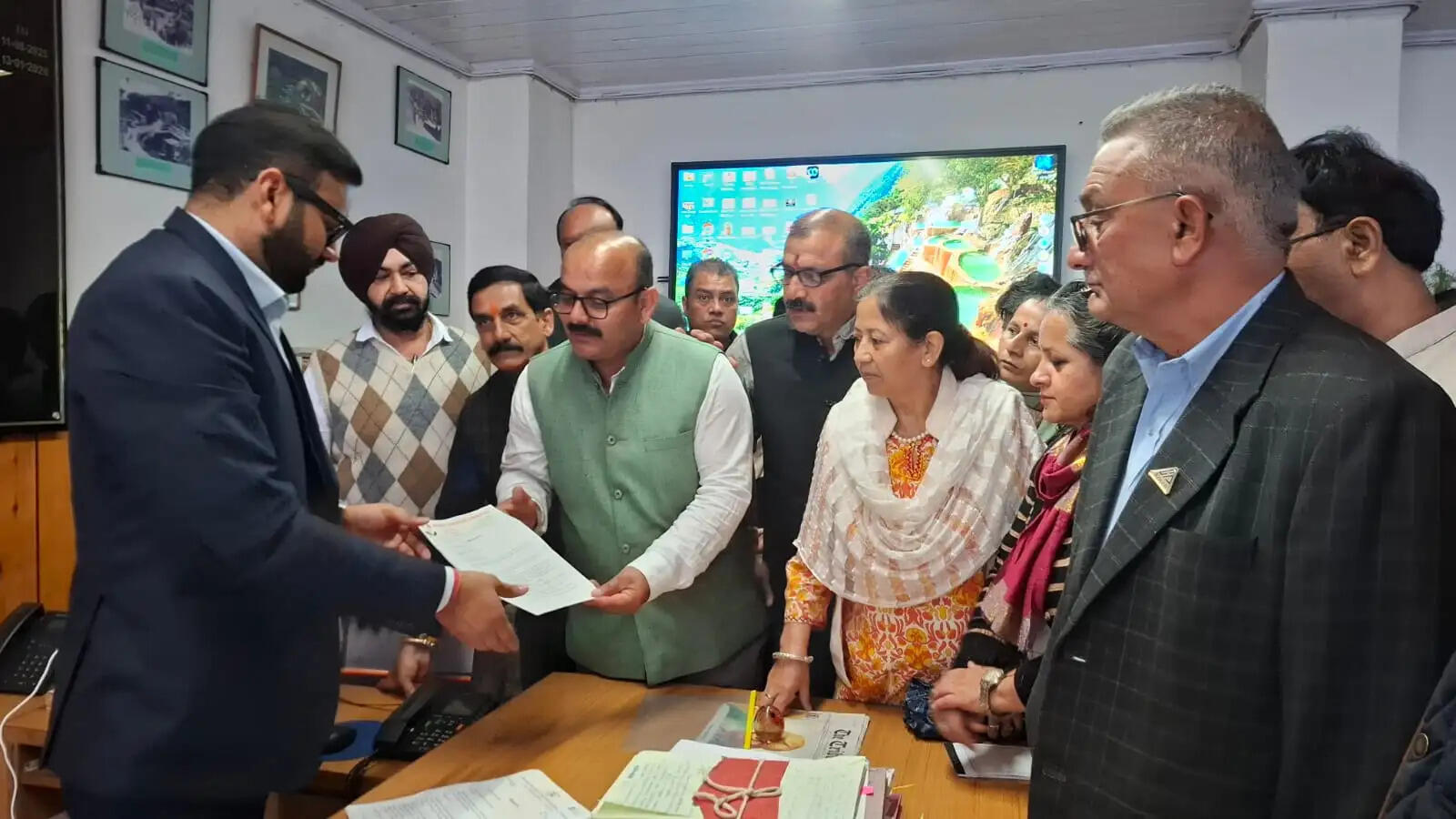 वोट चोरी के आरोपों को लेकर कांग्रेस का प्रदर्शन, मुख्य चुनाव आयुक्त को हटाने की मांग