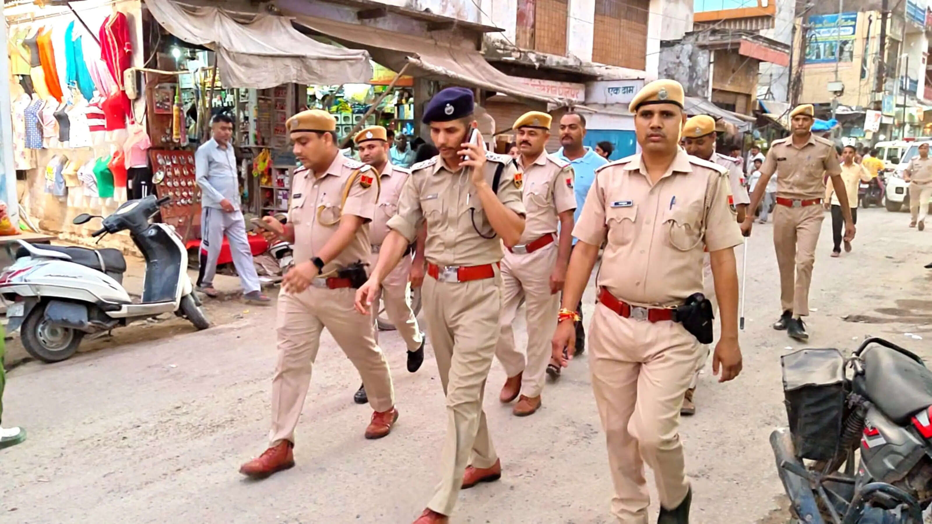 नगर निकाय चुनाव : धौलपुर पुलिस ने किया शहर में फ्लैग मार्च