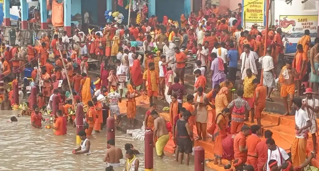 सावन की अंतिम सोमवारी को लेकर हजारों कांवरिया ने गंगा में लगाईं डुबकी