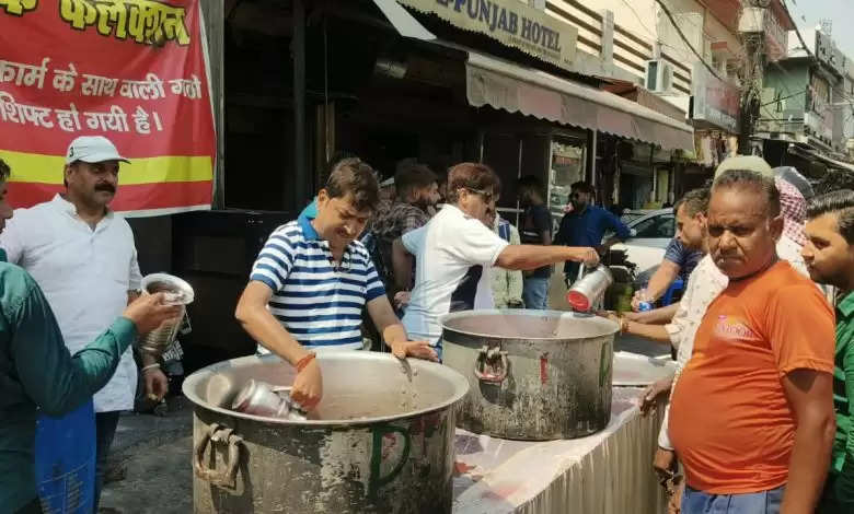 पहले बड़े मंगल पर राहगीरों को बांटा गया हलवा एवं शरबत