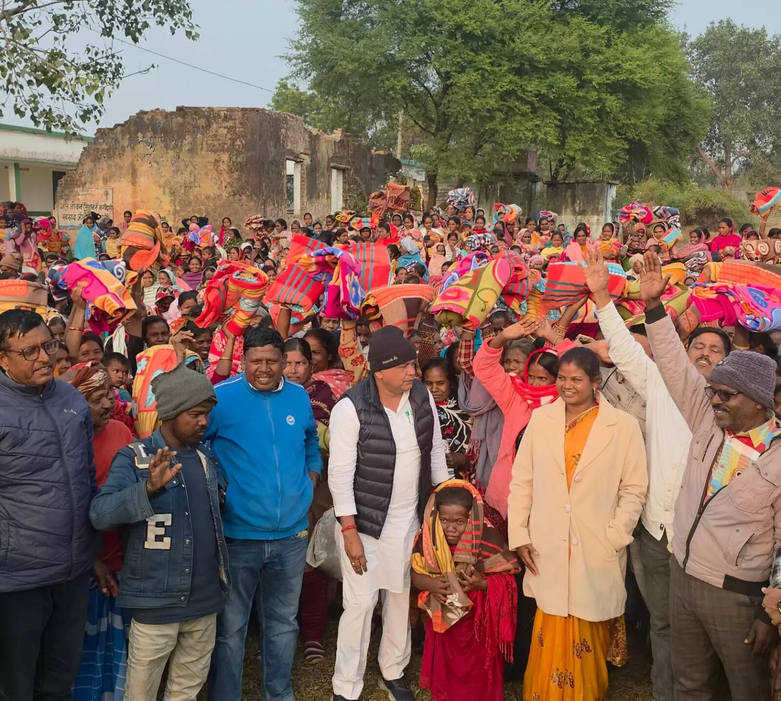 जामताड़ा में ठंड से राहत अभियान, स्वास्थ्य मंत्री डॉ. इरफान अंसारी के नेतृत्व में बांटे गए हजारों कंबल