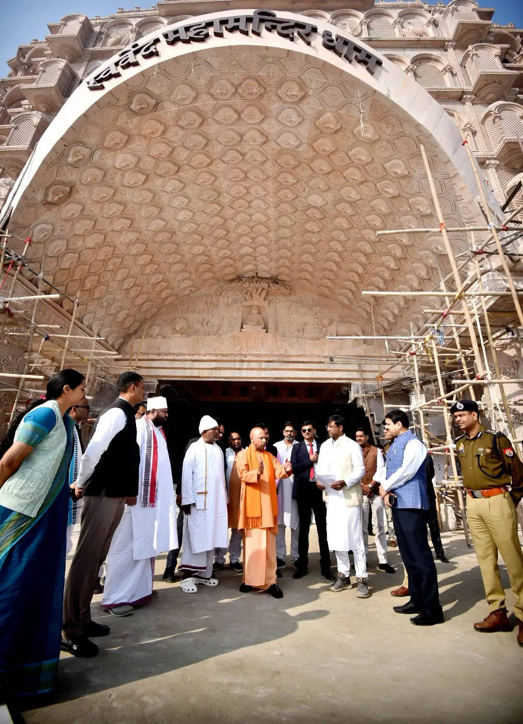 मुख्यमंत्री योगी आदित्यनाथ ने उमरहा में स्वर्वेद महामंदिर धाम का किया निरीक्षण