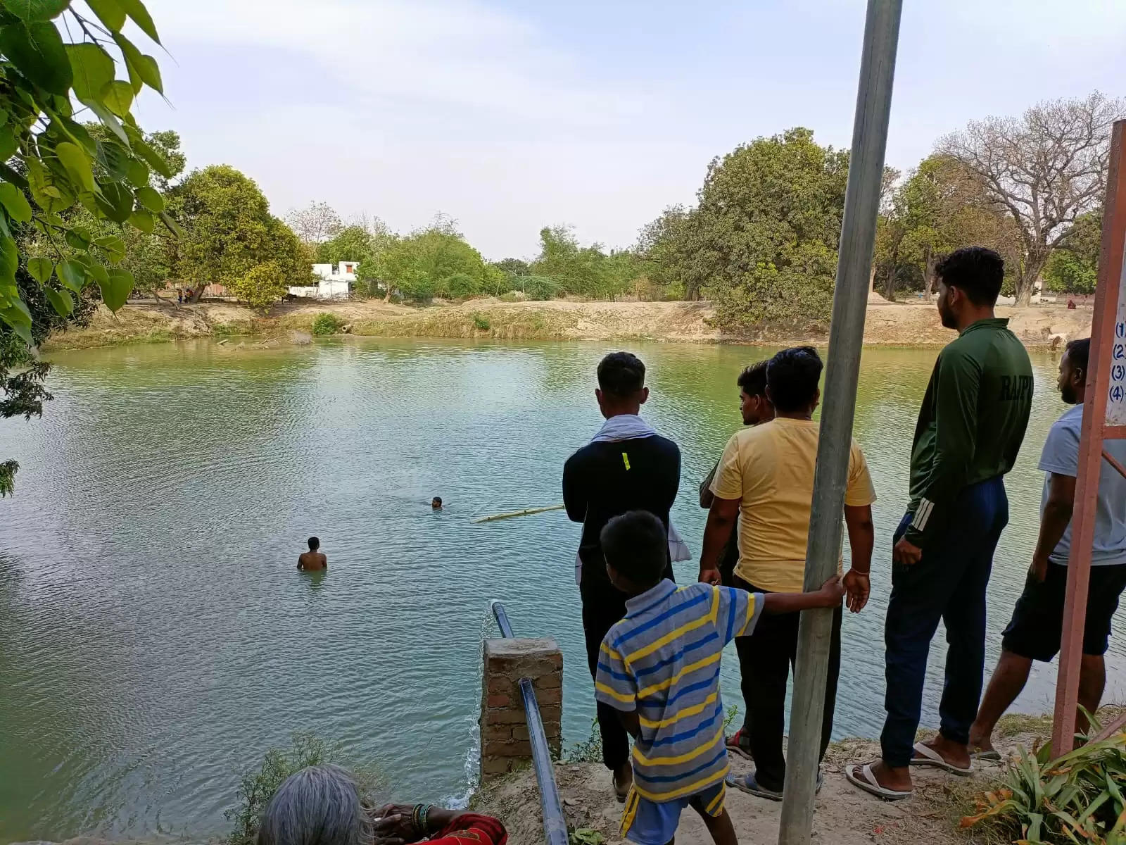 परमेश्वर महादेव मंदिर के तालाब में नहाते समय दो किशोर डूबे, एक की मौत