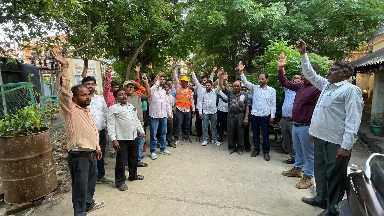 अधिशासी अभियंता (कलेक्शन) का निलंबन अन्यायपूर्ण : विद्युत कर्मचारी संघर्ष समिति