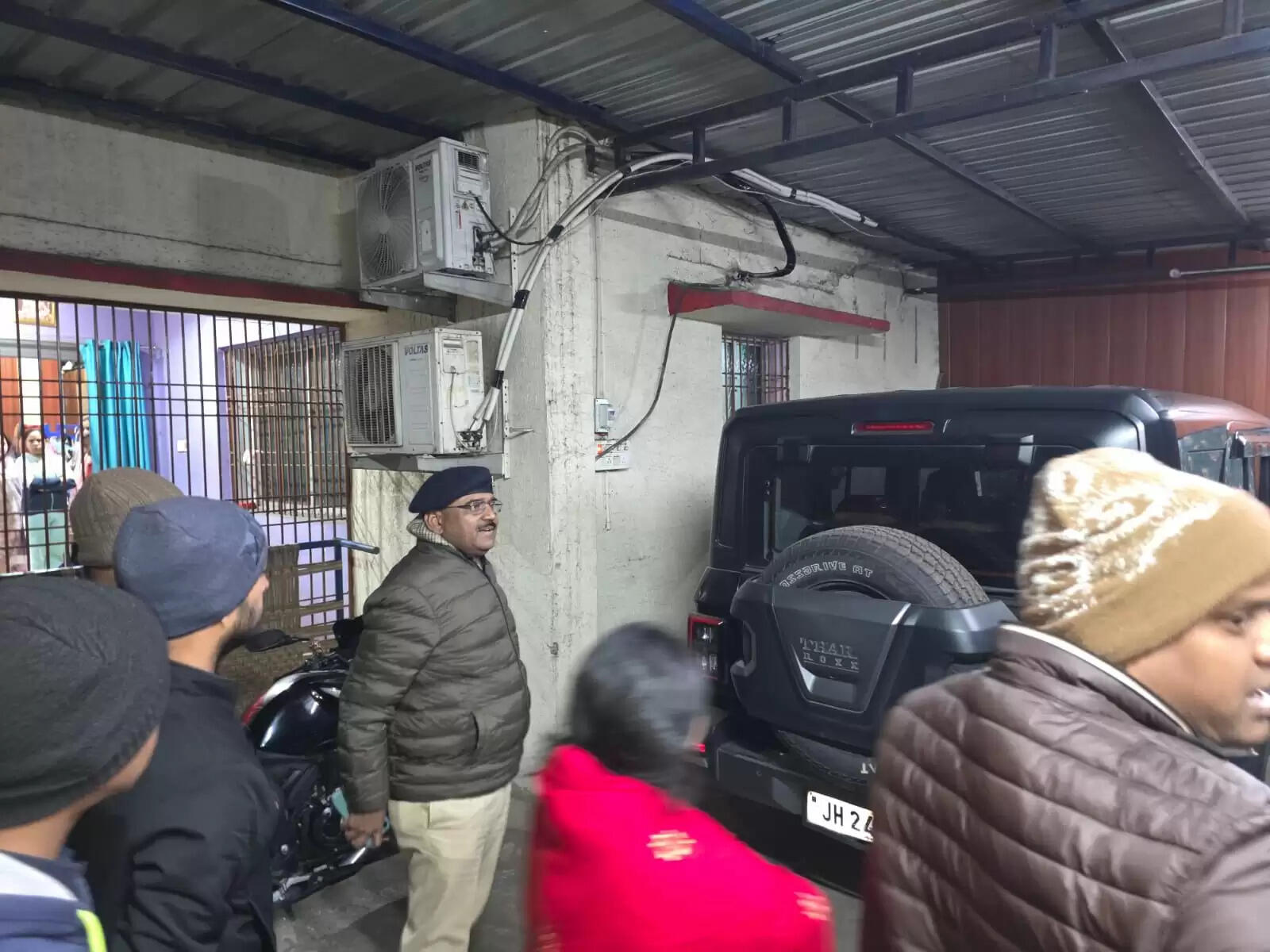 बालू कारोबारी डब्बू सिंह के आवास पर गोलीबारी मामले में छह संदिग्ध हिरासत में