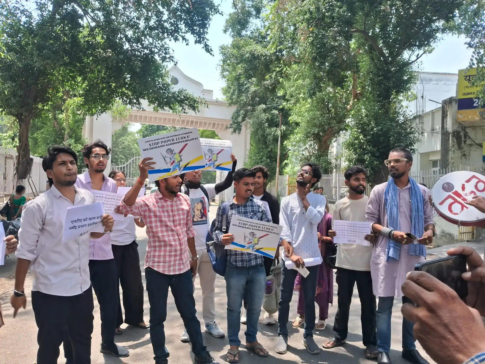 पेपर लीक और परीक्षा घोटालों के खिलाफ लखनऊ विवि के छात्रों ने किया प्रदर्शन