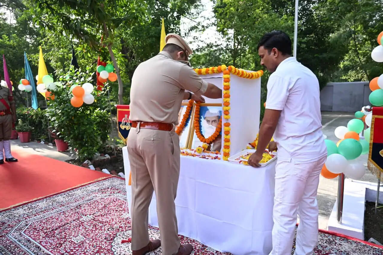 गांधी-शास्त्री जयंती पर पुलिस ने किया महापुरुषों को नमन, बांदा पुलिस लाइन में आयाेजन